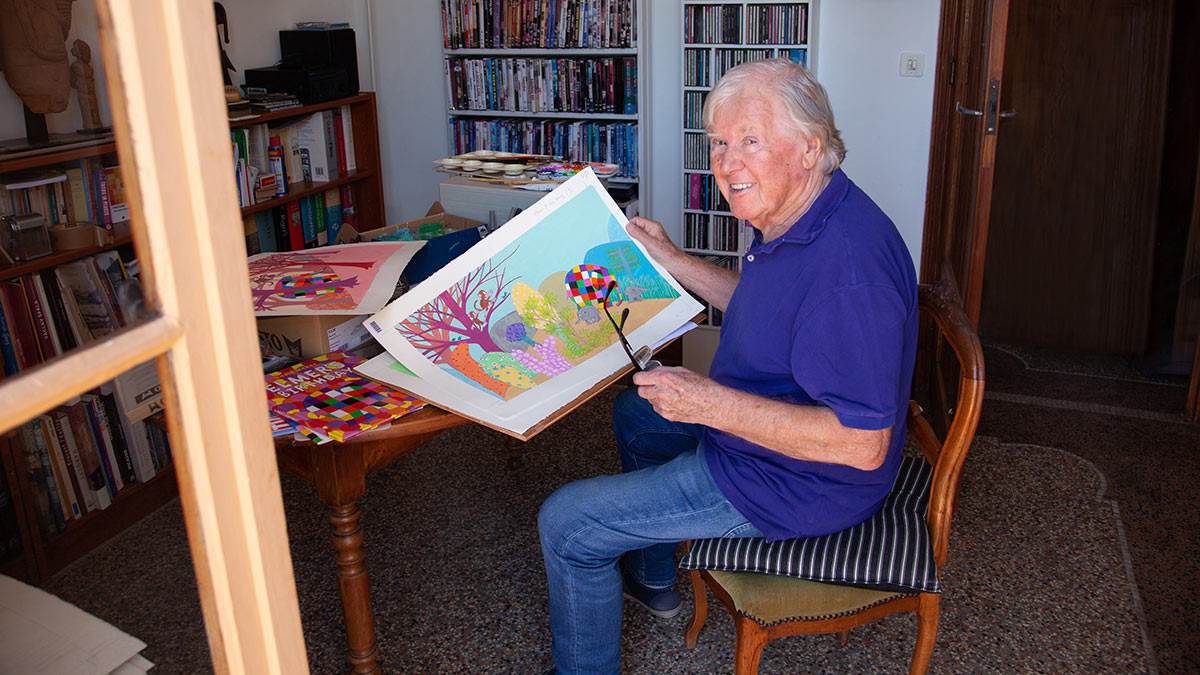David McKee holding a picture of Elmer