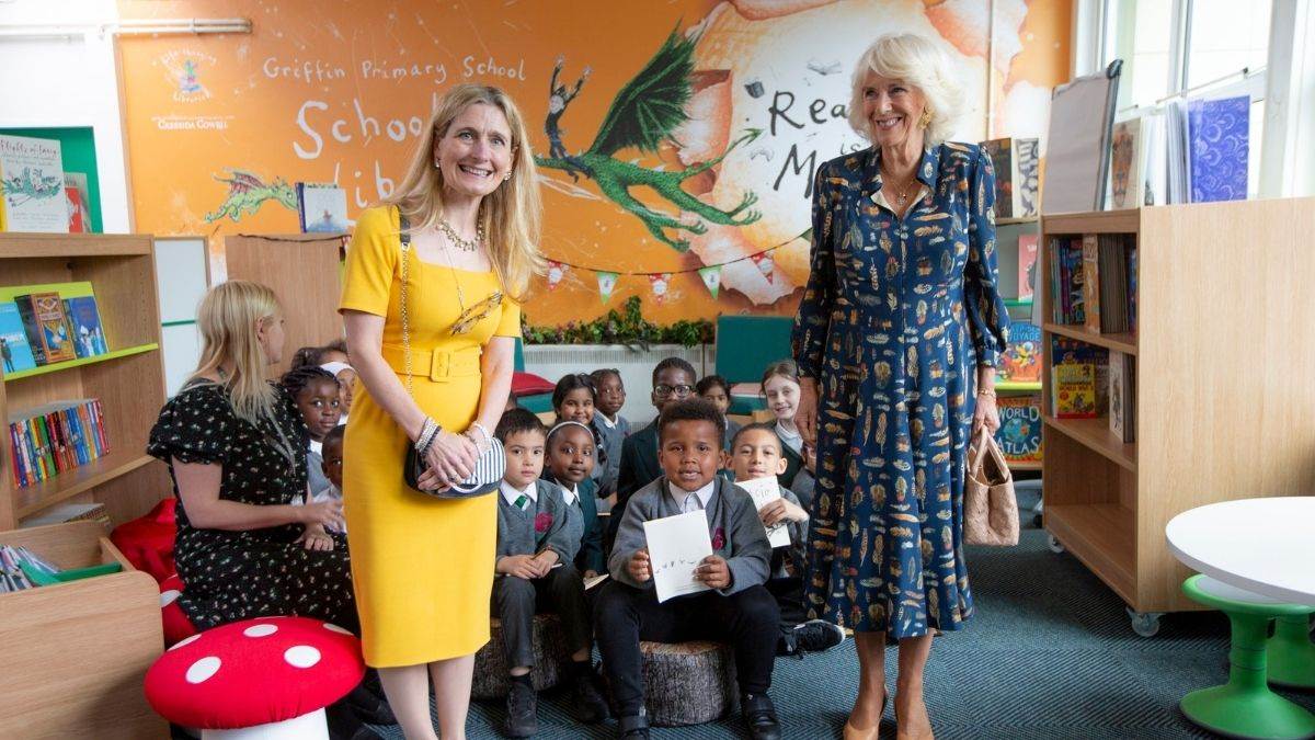 Cressida Cowell and the Queen Consort visit a school library as part of Lifechanging Libraries