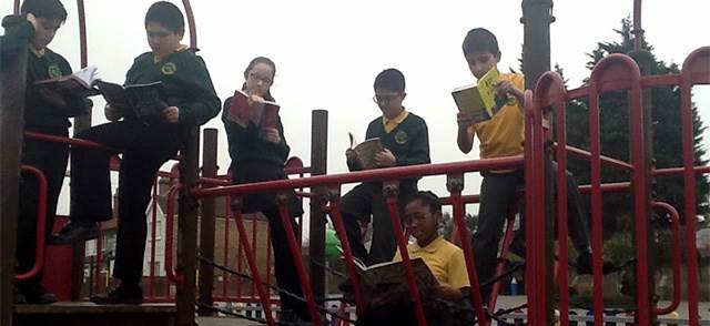 Children reading at Oakthorpe School