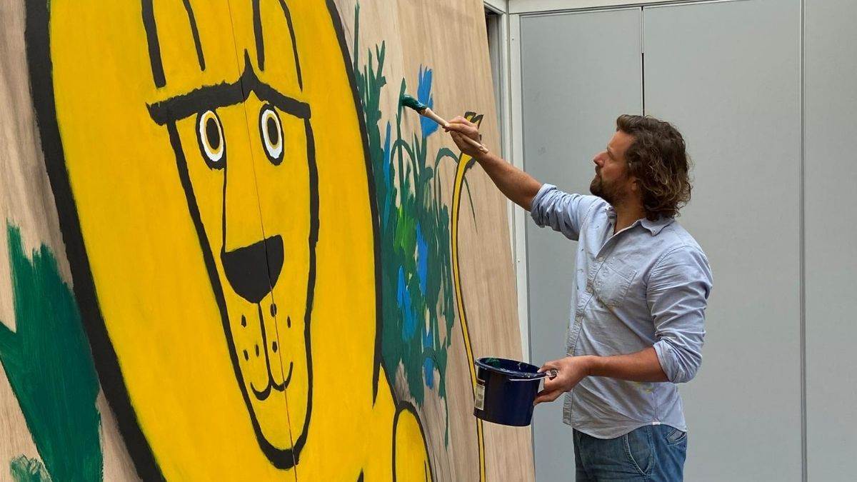 Ed Vere painting his mural