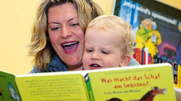 Buchstart, Hamburg mother and son reading